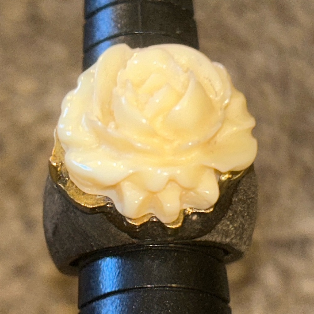 Gorgeous unique wooden carved ring creamrose in setting on top See photos